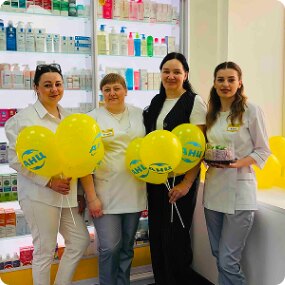 Співробітниці з кульками в залі аптеки